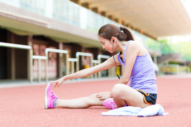 女人做伸展運(yùn)動(dòng)和聽(tīng)音樂(lè)