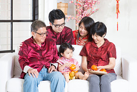 和家人一起庆祝中国新年