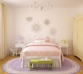 内部的游戏室的女孩.图片