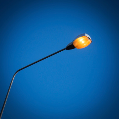 路燈與湛藍的天空背景