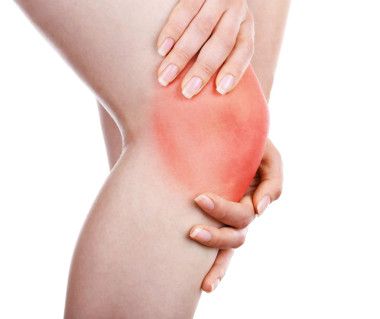 膝關(guān)節(jié)疼痛上白色孤立的年輕女子