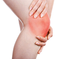 膝关节疼痛上白色孤立的年轻女子