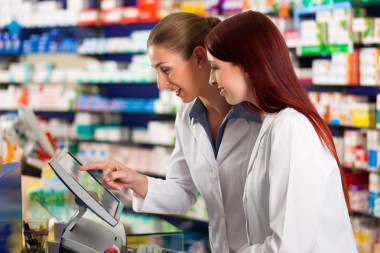 與助理在藥房的藥劑師