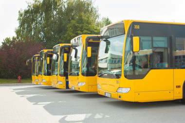 公交車停車成排在巴士站或終端