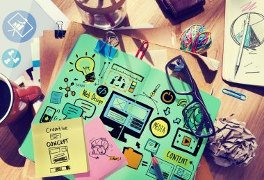 凌亂的辦公桌與 Web 設計