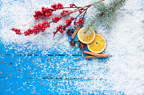 圣诞贺卡香料橘子片圣诞树和浆果