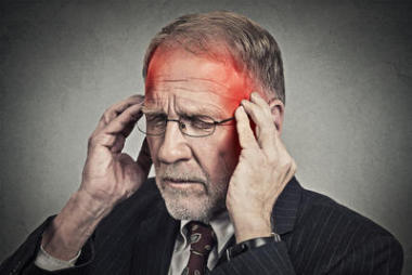 被爆頭的老人雙手倒地頭痛