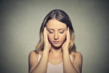 紧张悲伤的年轻女子闭着眼睛