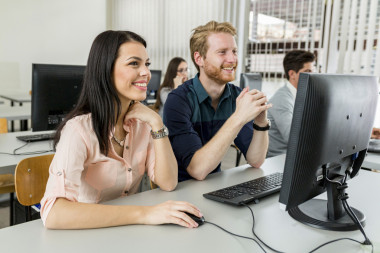 年輕的同學(xué)們?cè)诮淌依飳W(xué)習(xí)圖片