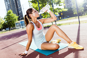 运动后的女人饮用水图片
