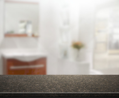 表顶部和模糊室内背景照片