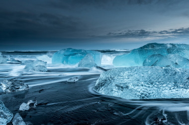黑沙灘上的冰山圖片