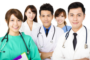 微笑醫(yī)療團隊站在一起孤立在白色