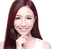 美丽女人带迷人的微笑照片