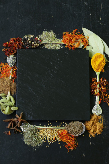 不同的香料，在黑色的背景 (辣椒粉、 姜黃、 花椒、 茴香、 桂皮、 藏紅花)