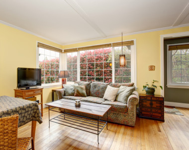 小小的厨房和饭厅与方形的桌子