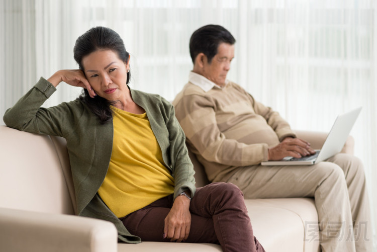 丈夫沉迷于互聯(lián)網(wǎng)圖片