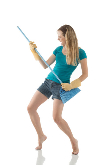 家庭主婦拿掃帚的吉他圖片