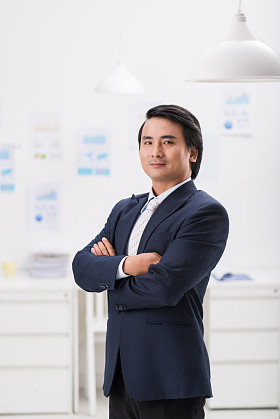 自信的越南企业家图片