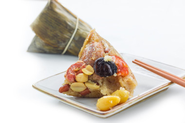 亞洲中國(guó)水稻餃子或白色背景上的粽子