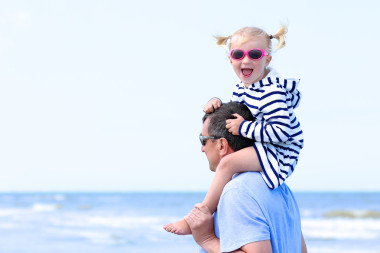 父女在沙滩上拥抱