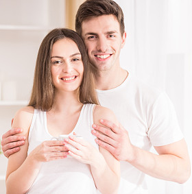 夫妇在家里图片