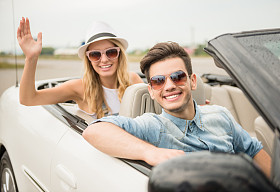 在敞篷跑车的朋友图片