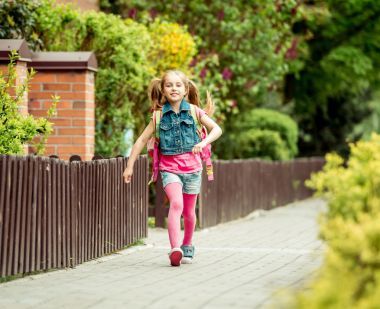 去上學(xué)的小女孩