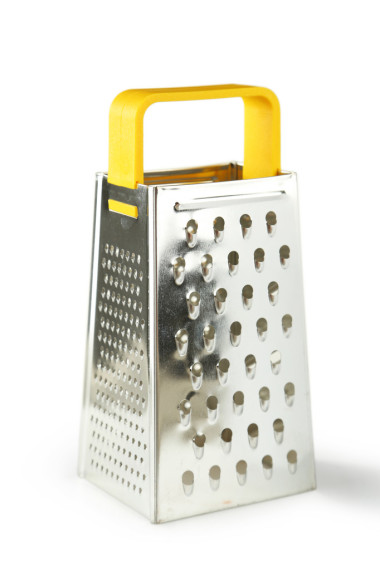 在白色背景上的金属磨碎机照片