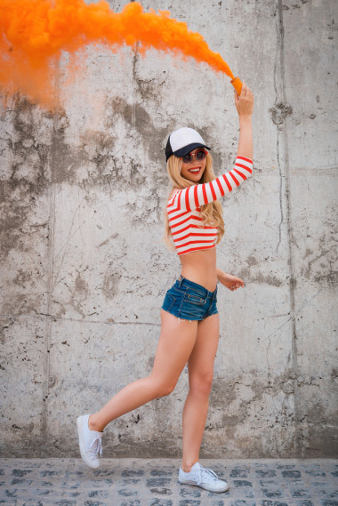 年輕女子控股煙霧彈