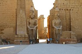 拉美西斯二世和卢克索神庙的方尖碑的雕像
