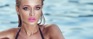 完美夏日妝容的金發(fā)女人的肖像