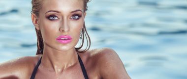 完美夏日妆容的金发女人的肖像 完美夏日妆容的金发女人的肖像