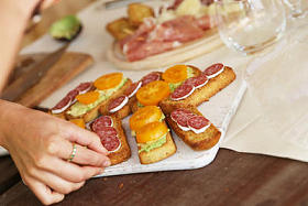 准备庆祝的食物是满桌照片