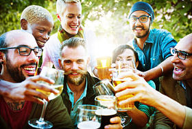 挂在户外聚会的朋友