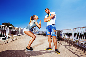 年轻迷人的女孩在夏日明亮的背景下做着常见的手势请求她的男人原谅