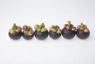 山竹水果和截面顯示的厚厚的紫色皮膚