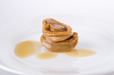 鮑魚(yú)。中國(guó)菜鮑魚(yú)背景上.照片