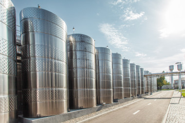 現(xiàn)代釀酒廠圖片