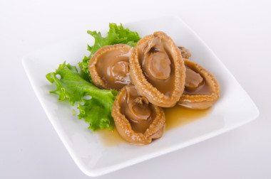 鮑魚。中國(guó)菜鮑魚背景上.圖片