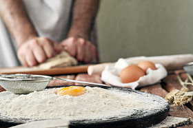 把面粉与蛋黄照片