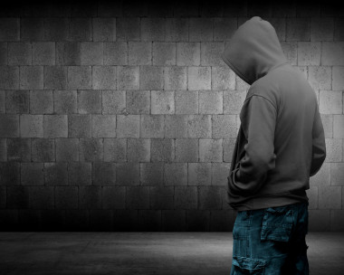 計算機黑客的蒙面男子的剪影圖片