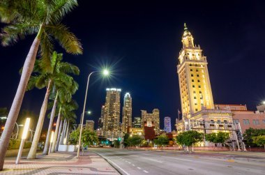 自由塔在黃昏時(shí)分在邁阿密