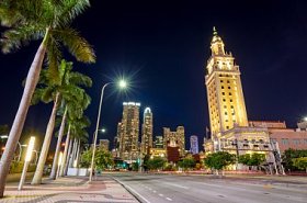 自由塔在黄昏时分在迈阿密