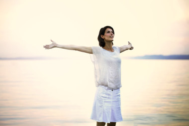 幸福的女人深吸一口氣在夕陽(yáng)的余暉