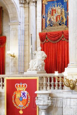 西班牙國王的盾形紋章和內(nèi)部的一尊雕塑