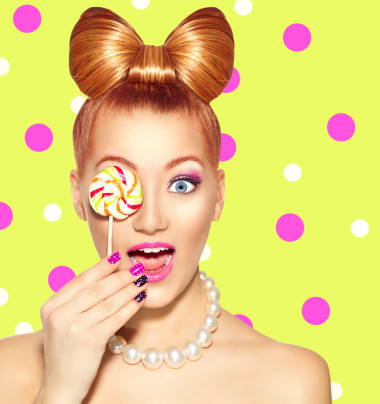 蝴蝶结发型和棒棒糖的女孩图片