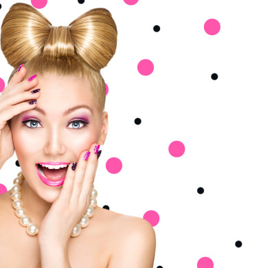 有趣的蝴蝶结发型的女孩图片