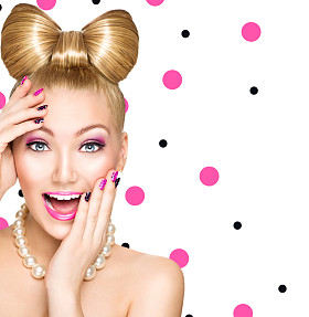 有趣的蝴蝶结发型的女孩图片