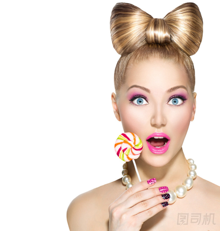女孩吃七彩的棒棒糖